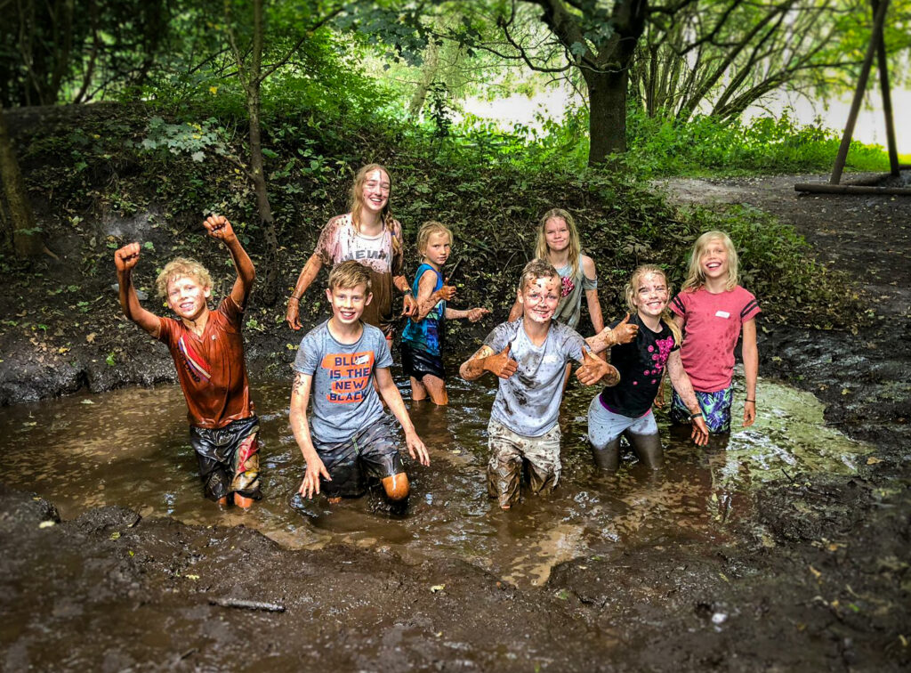 Kinderen Spelen In De Modder